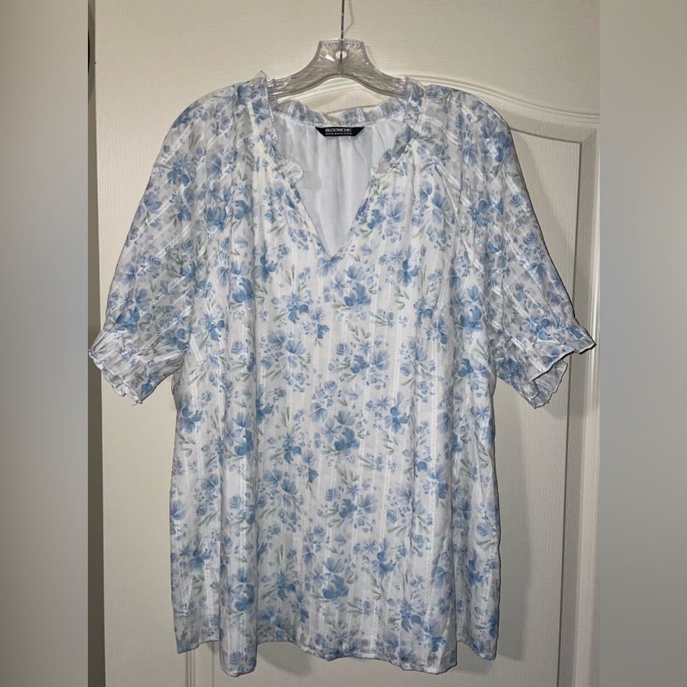 NWOT BLOOMCHIC Blue White Floral Blouse Size 2X (18-20)